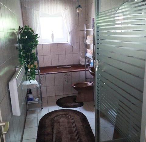 1. OG_Badezimmer mit Wanne, Dusche, WC und 2 Wasch
