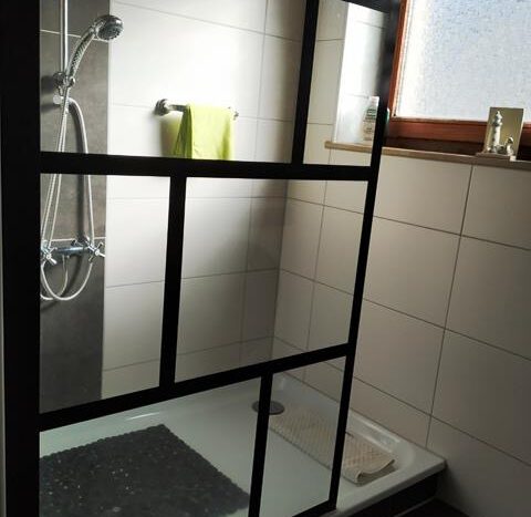 Badezimmer mit Dusche und WC