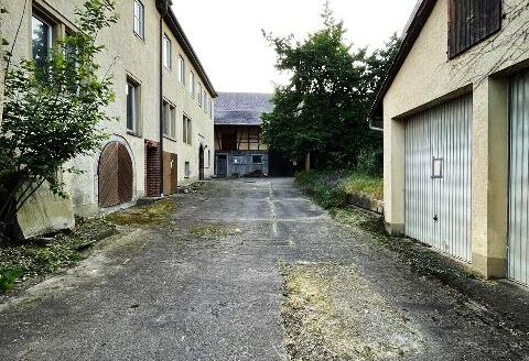 Histor. Wohnhaus mit Nebengebäuden – ehem. landw. Anwesen