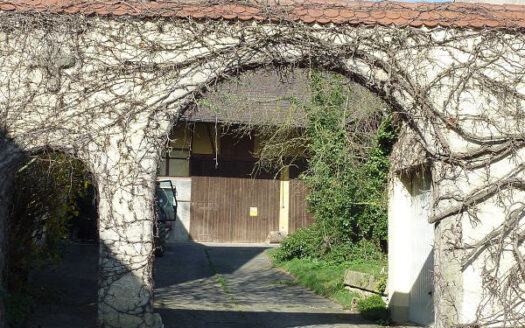 Histor. Wohnhaus mit Nebengebäuden – ehem. landw. Anwesen