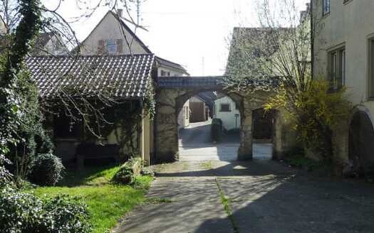 Histor. Wohnhaus mit Nebengebäuden – ehem. landw. Anwesen