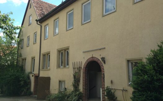 Histor. Wohnhaus mit Nebengebäuden – ehem. landw. Anwesen