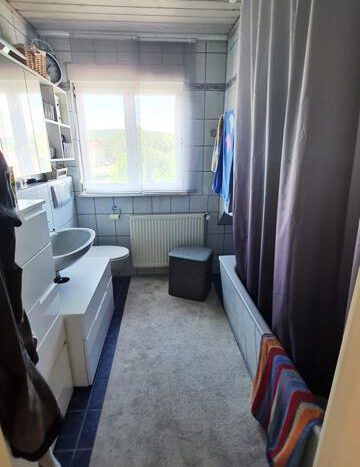 DG_Badezimmer mit Wanne und WC