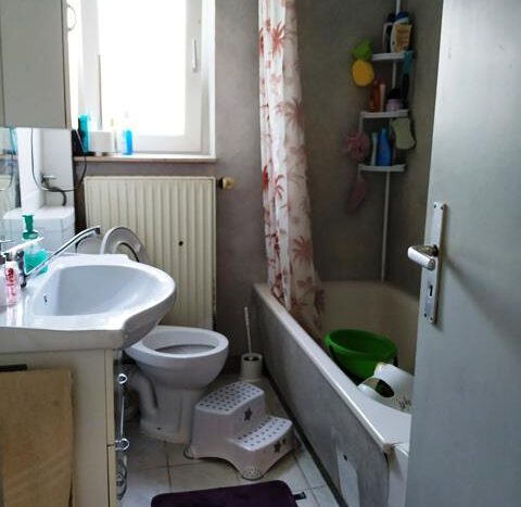 EG_Badezimmer mit Wanne und WC