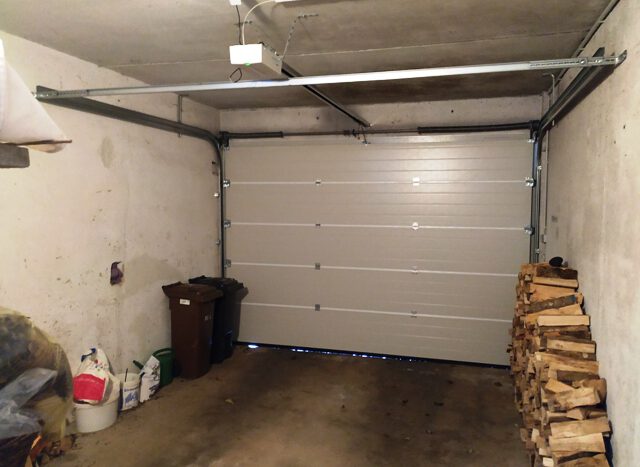 Garage mit Zugang zum Garten