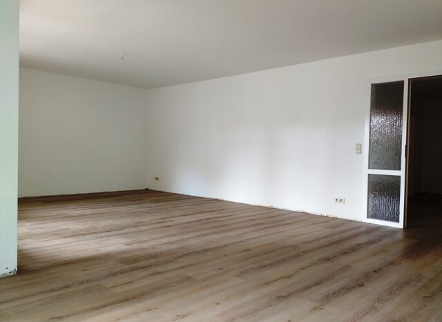 Wohn-/Esszimmer mit Zugang zum Balkon