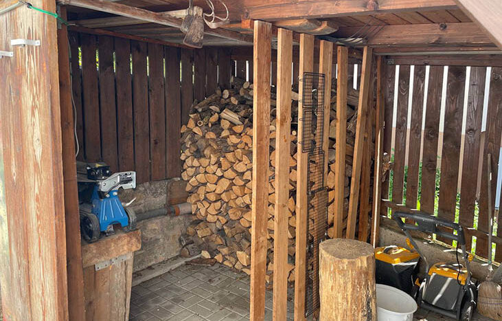 Holzschuppen mit Spalter