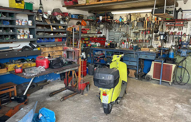 Werkstatt in der Garage (Aufzug ins UG möglich)