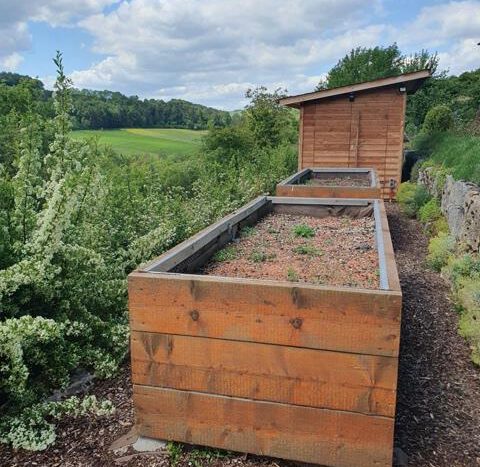 Hochbeete mit Gartenhäuschen