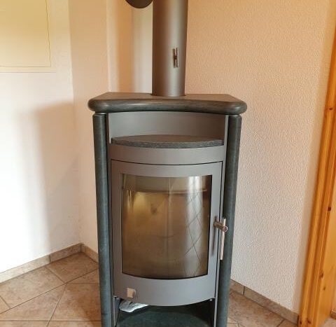 KG: Holzofen im Esszimmer