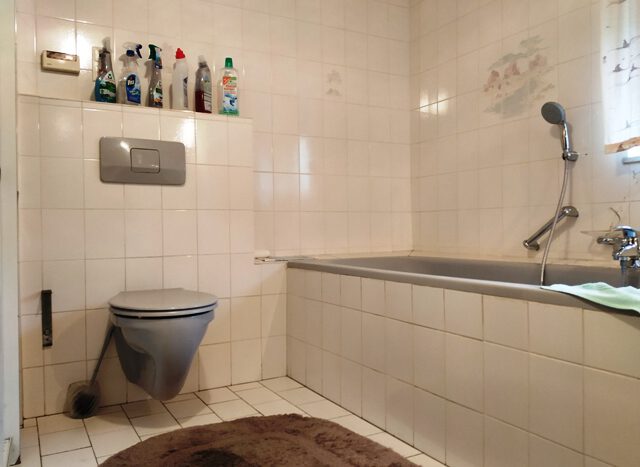EG_Badezimmer mit Wanne und WC