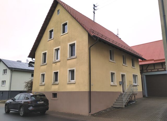 Wohnhaus mit großer Hoffläche