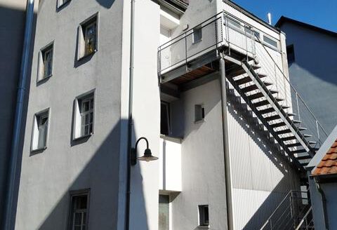 Wohnhaus mit Ladeneinheit in der Stadtmitte