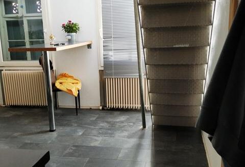 Wohnhaus mit Ladeneinheit in der Stadtmitte