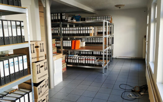 Wohnhaus mit Ladeneinheit in der Stadtmitte