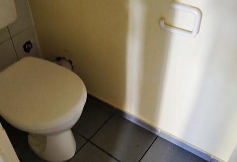 Wohnhaus mit Ladeneinheit in der Stadtmitte