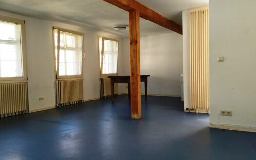 Wohnhaus mit Ladeneinheit in der Stadtmitte