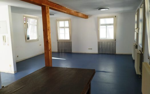 Wohnhaus mit Ladeneinheit in der Stadtmitte