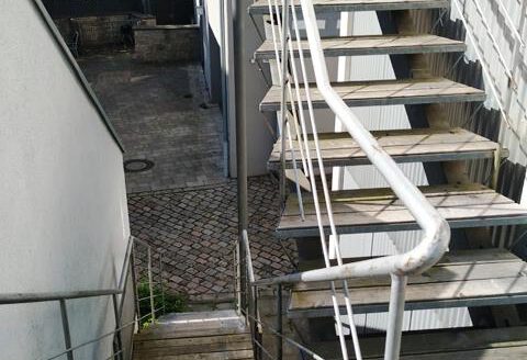 Wohnhaus mit Ladeneinheit in der Stadtmitte