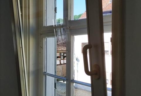 Wohnhaus mit Ladeneinheit in der Stadtmitte