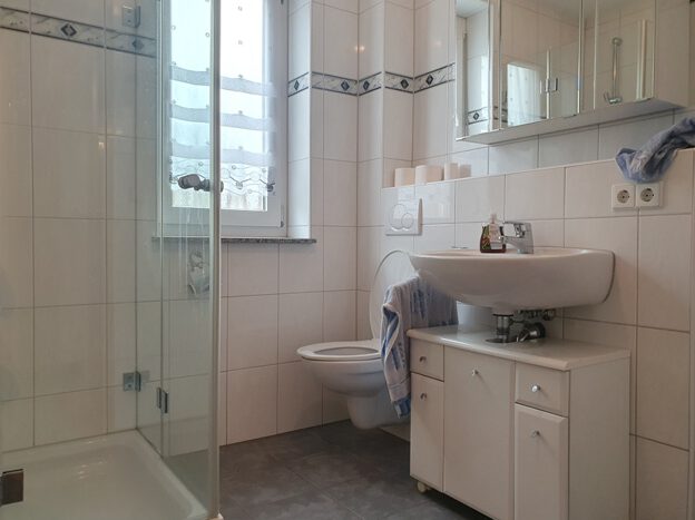 EG, Wohnung li.: Badezimmer