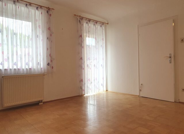 EG, Wohnung re.: Zimmer 1