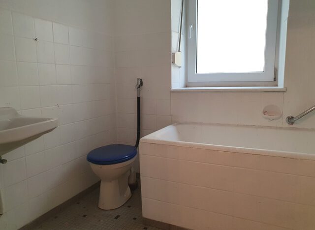 EG, Wohnung re.: Badezimmer