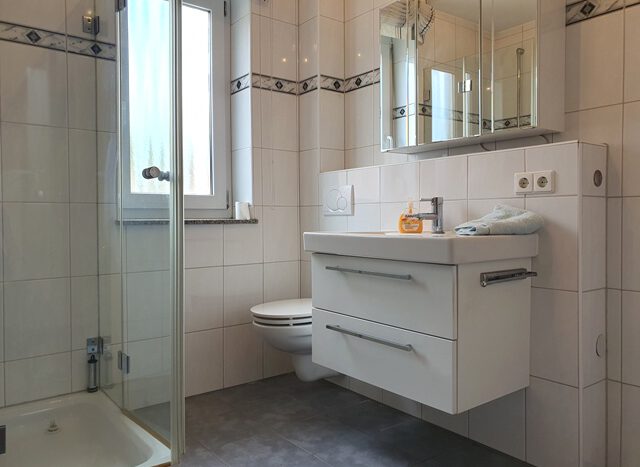 OG, Wohnung li.: Badezimmer