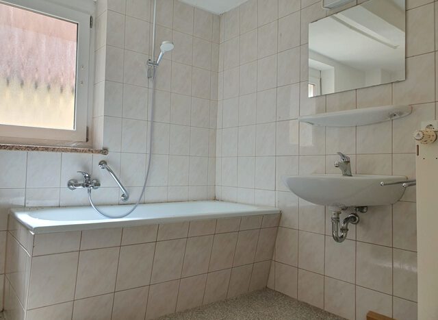 OG, Wohnung re.: Badezimmer