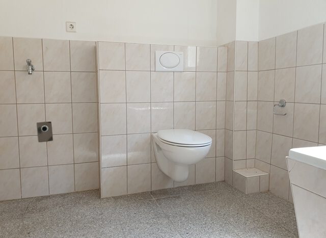 OG, Wohnung re.: Badezimmer