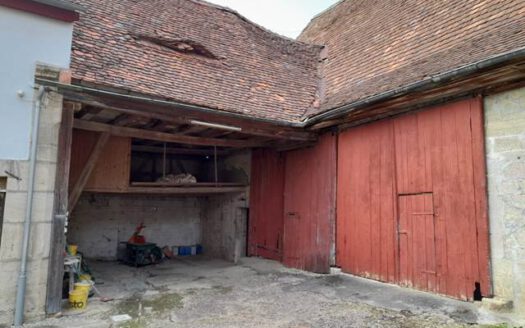 Ehemaliges landwirtschaftliches Anwesen mit Gewölbekeller in Schirmbach!