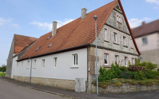 Ehemaliges landwirtschaftliches Anwesen mit Gewölbekeller in Schirmbach!