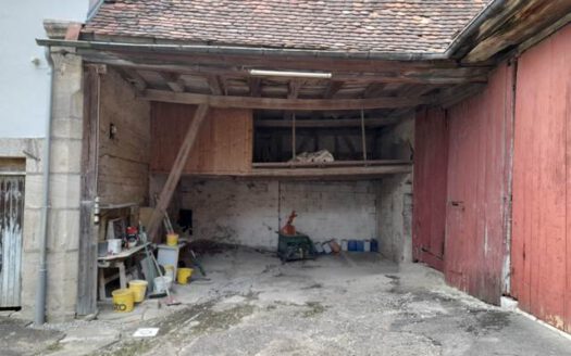 Ehemaliges landwirtschaftliches Anwesen mit Gewölbekeller in Schirmbach!