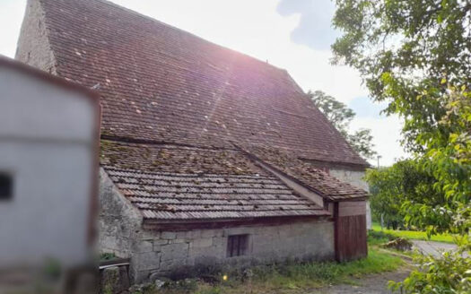 Ehemaliges landwirtschaftliches Anwesen mit Gewölbekeller in Schirmbach!