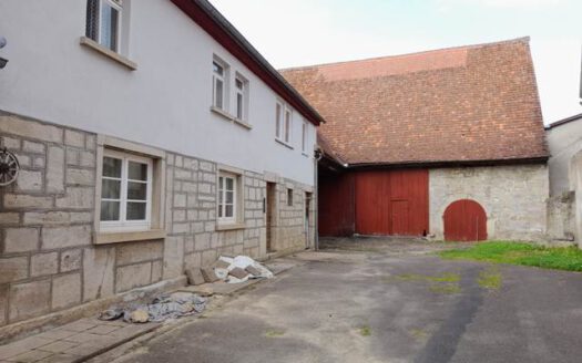 Ehemaliges landwirtschaftliches Anwesen mit Gewölbekeller in Schirmbach!