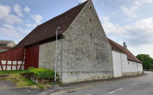 Ehemaliges landwirtschaftliches Anwesen mit Gewölbekeller in Schirmbach!