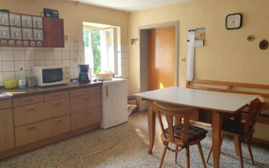 Ehemaliges landwirtschaftliches Anwesen mit Gewölbekeller in Schirmbach!