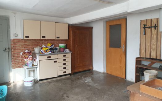 Ehemaliges landwirtschaftliches Anwesen mit Gewölbekeller in Schirmbach!