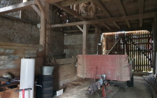 Ehemaliges landwirtschaftliches Anwesen mit Gewölbekeller in Schirmbach!