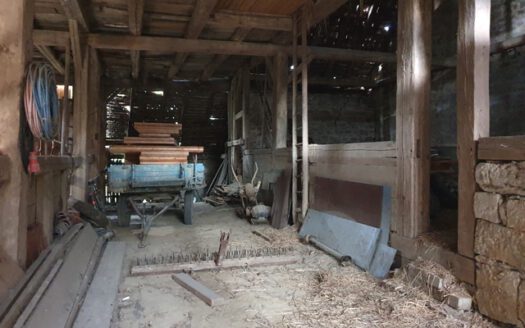 Ehemaliges landwirtschaftliches Anwesen mit Gewölbekeller in Schirmbach!