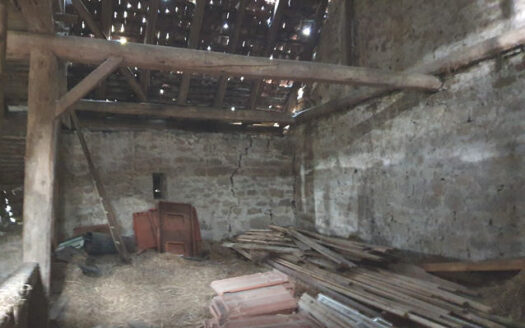 Ehemaliges landwirtschaftliches Anwesen mit Gewölbekeller in Schirmbach!