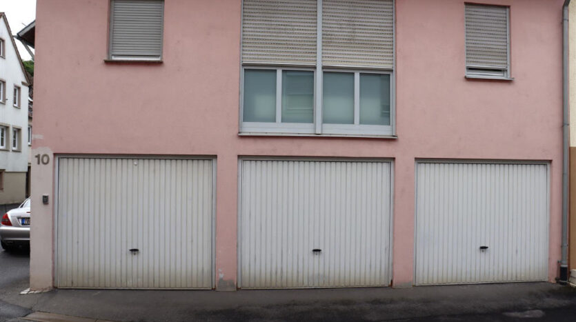 Nebengebäude mit Garagen
