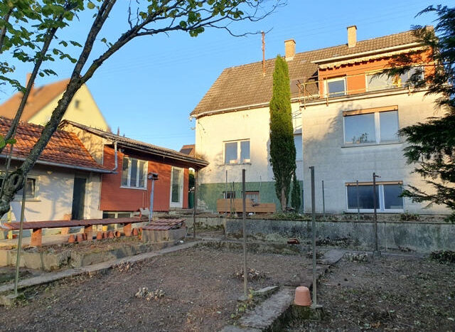 Außenansicht mit Garten