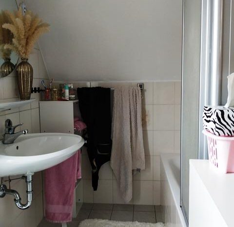 Badezimmer mit Dusch-Wanne und WC