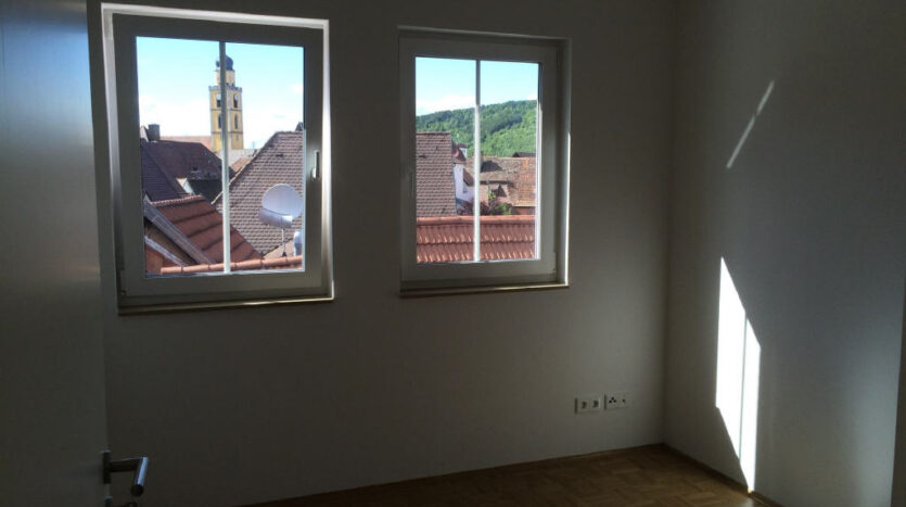 Zimmer 2/Büro/Arbeitszimmer