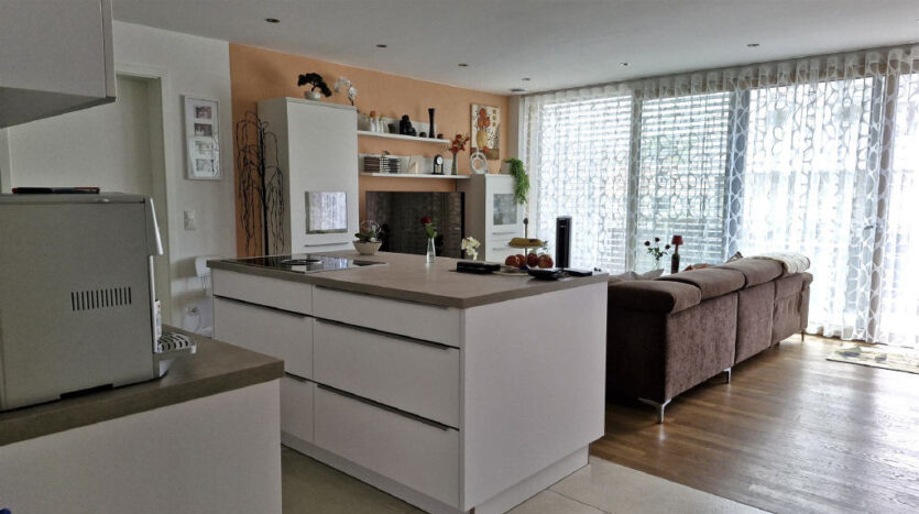 offene Küche mit Kochinsel