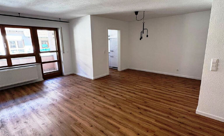 Wohn-Esszimmer mit Zugang zum Balkon