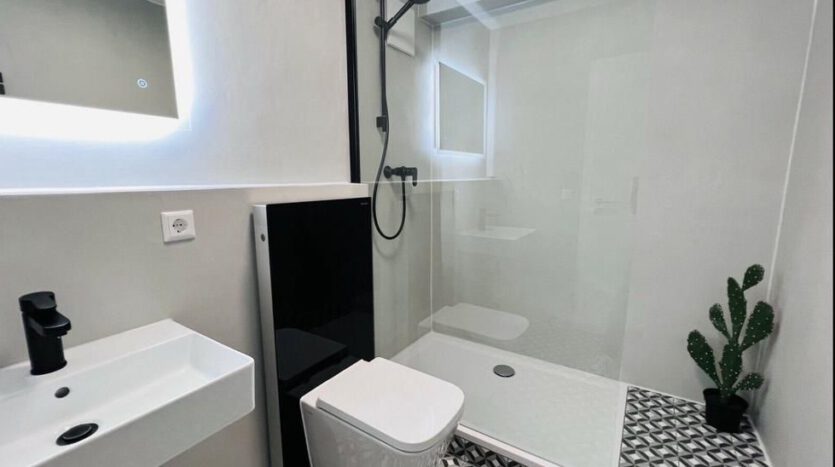 modernes Badezimmer mit Dusche und Toilette