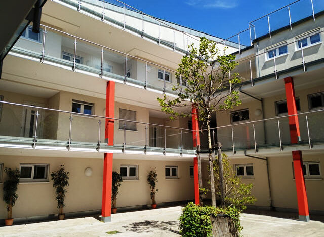 Sonniger Innenbereich der Wohnanlage