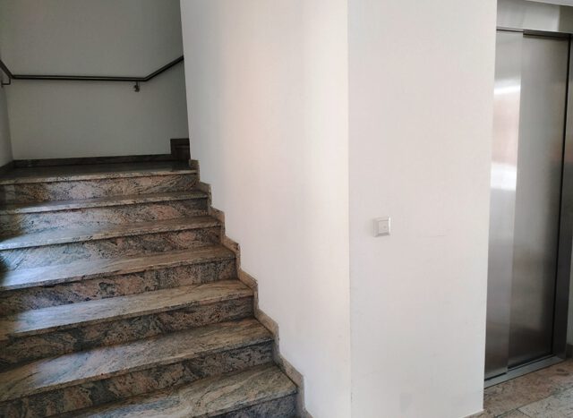 Treppenhaus mit Aufzug